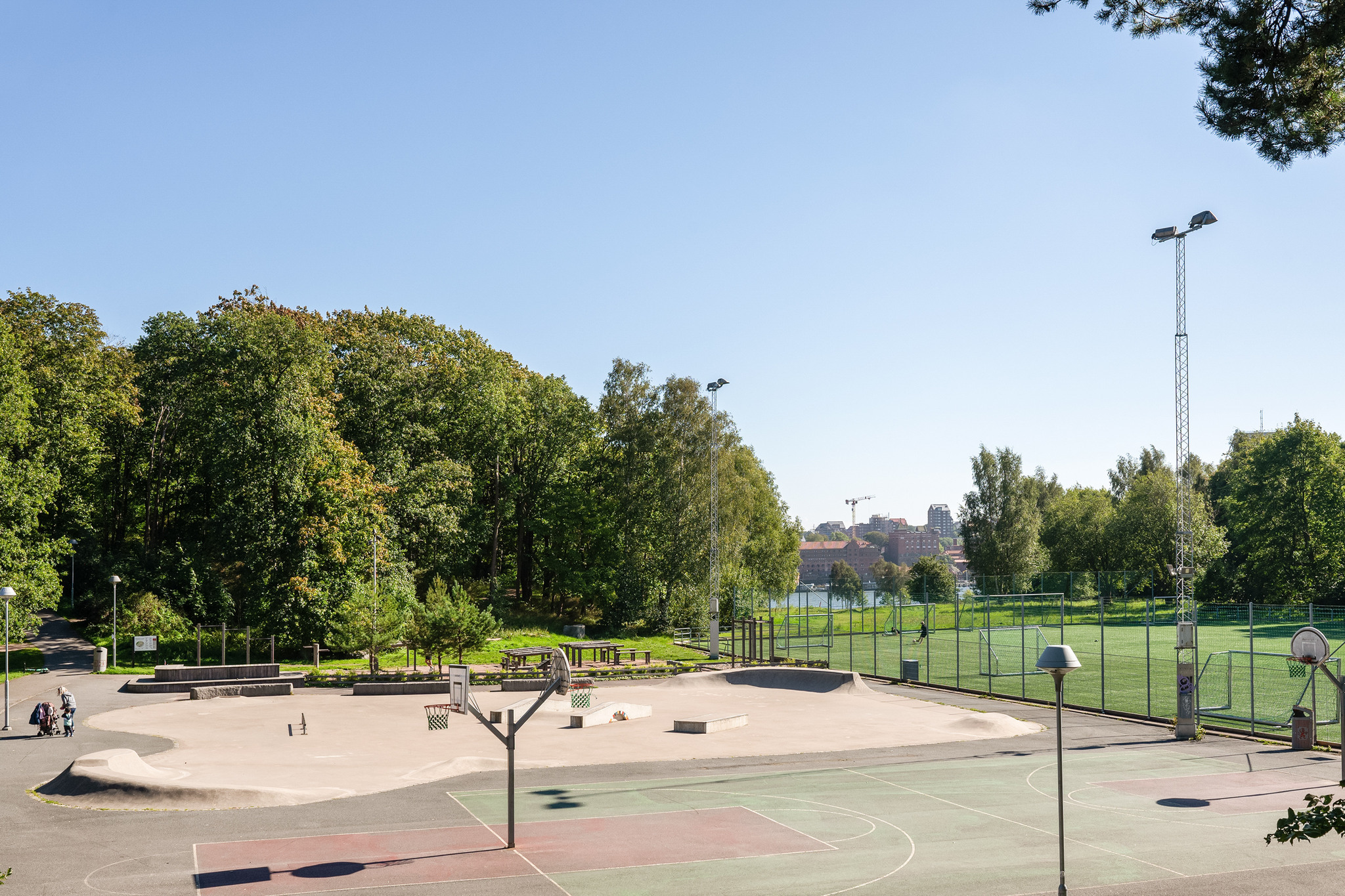 Överblicksbild över idrottsplanerna i Färjenäsparken på södra Hisingen.