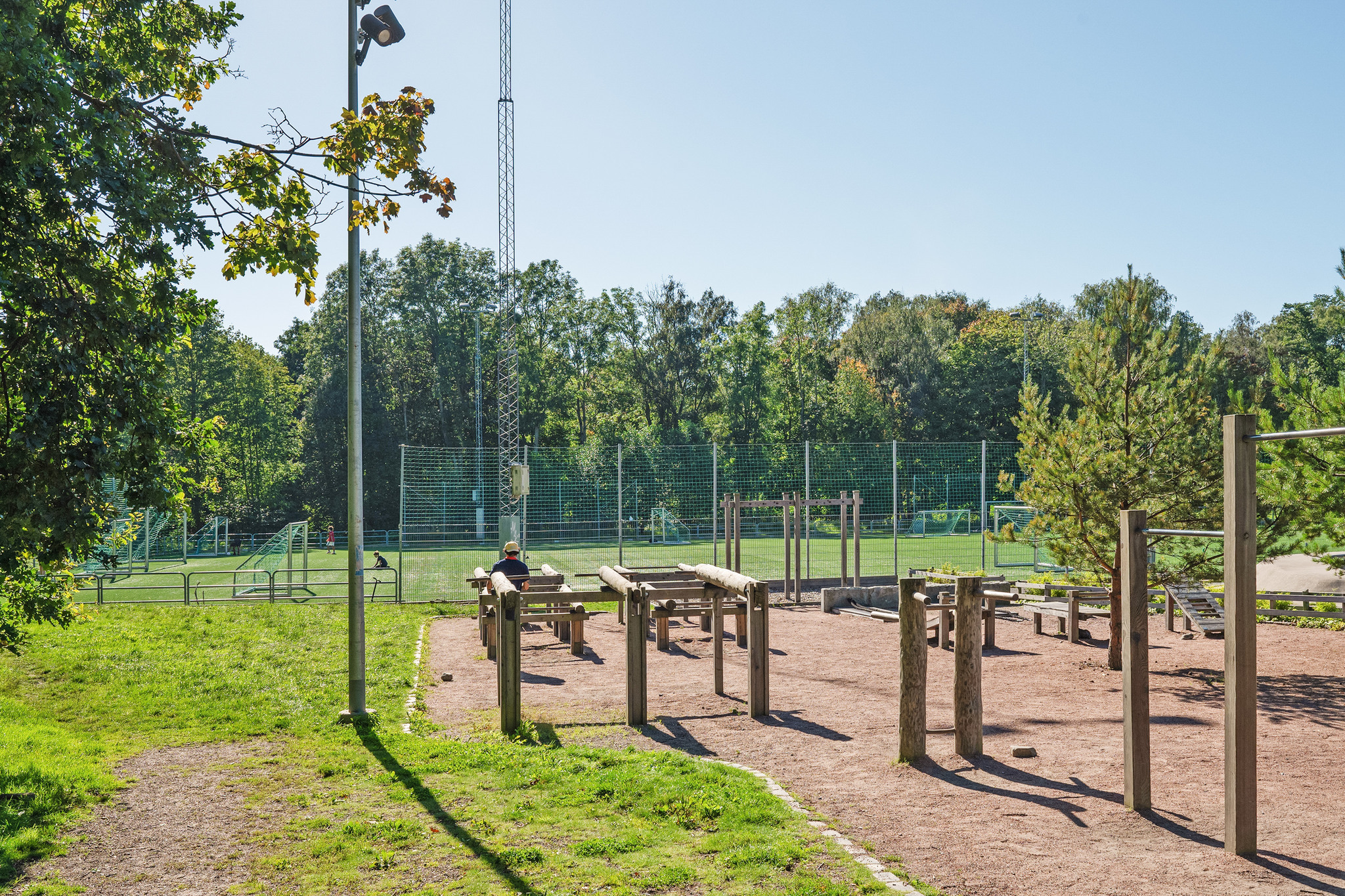 I Färjenäsparken finns utegym och fotbollsplan.