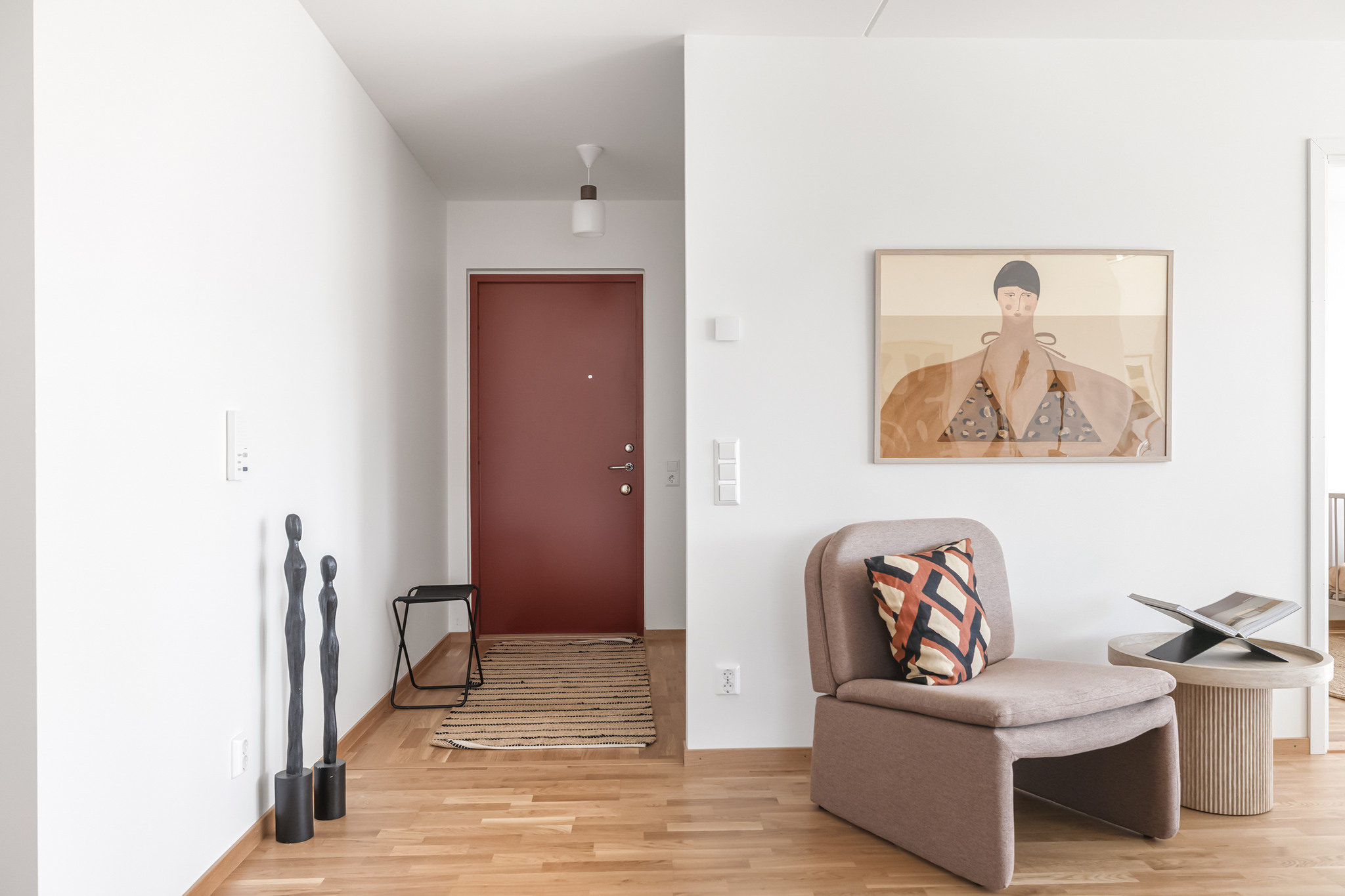 En rymlig entré med gott om plats för avhängning och förvaring.