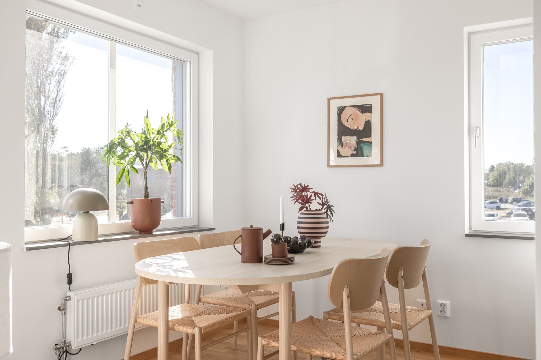 Ljus matplats med bord och stolar.